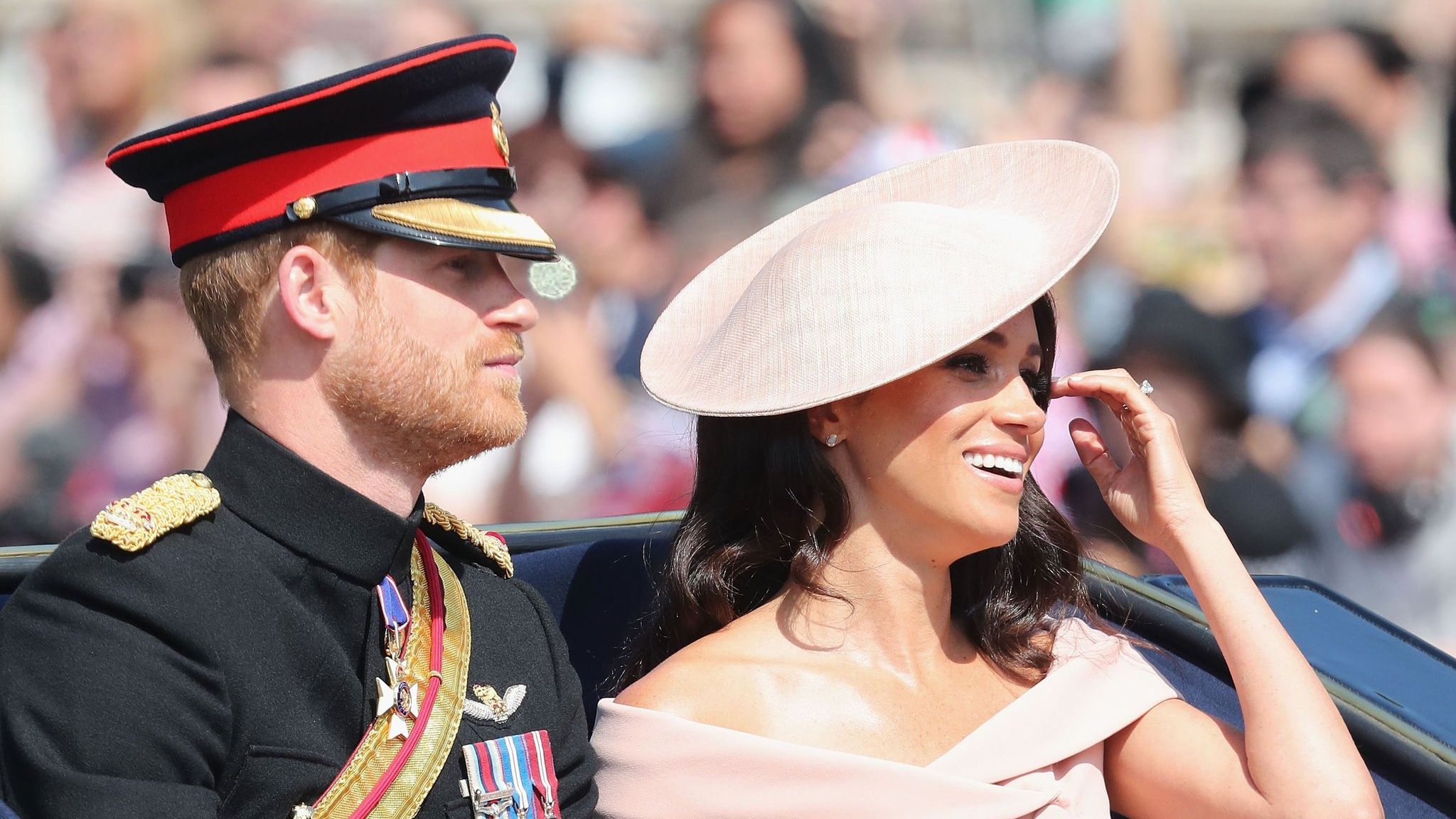 Маркл прийшла на церемонію в сукні із широким вирізом - фото 1