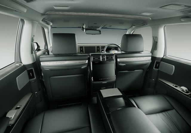 Новий седан від Toyota коштує як Mercedes S-класу - фото 257744