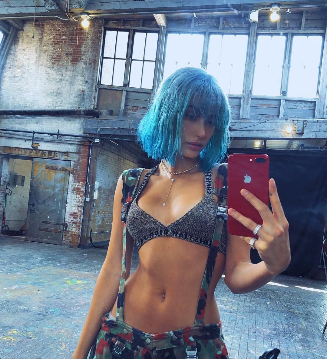 Не впізнати? Хейлі Болдуїн здивувала яскравими змінами