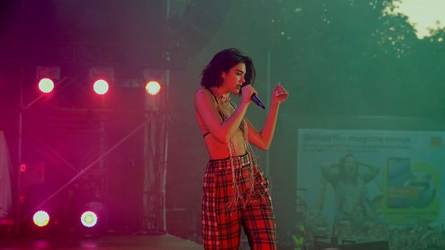 Дуа Ліпа похизувалася топом від українського дизайнера - фото 252793