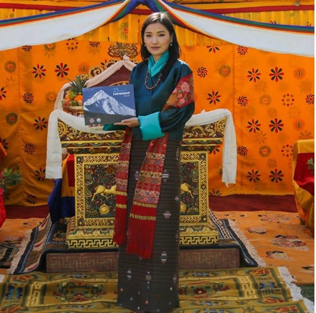 Як живе наймолодша у світі королева- фото 257472