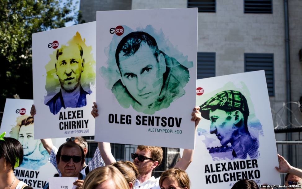 У Борисполі з'явилися наклейки на валізи з написом #FreeSentsov