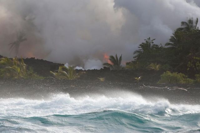 На Гаваях триває виверження вулкану: фоторепортаж- фото 253120