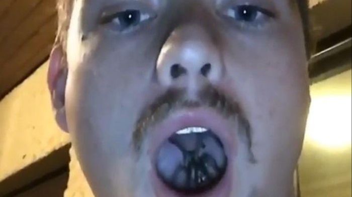 Чоловік сховав павука у роті і зняв це на відео