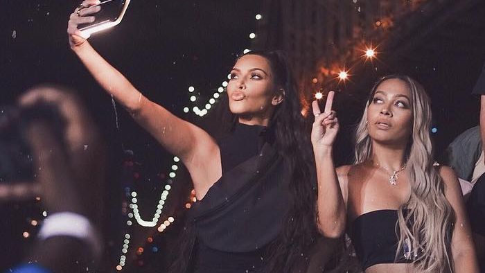 Кім Кардашян порушила обіцянку не робити селфі і показала фото в білизні