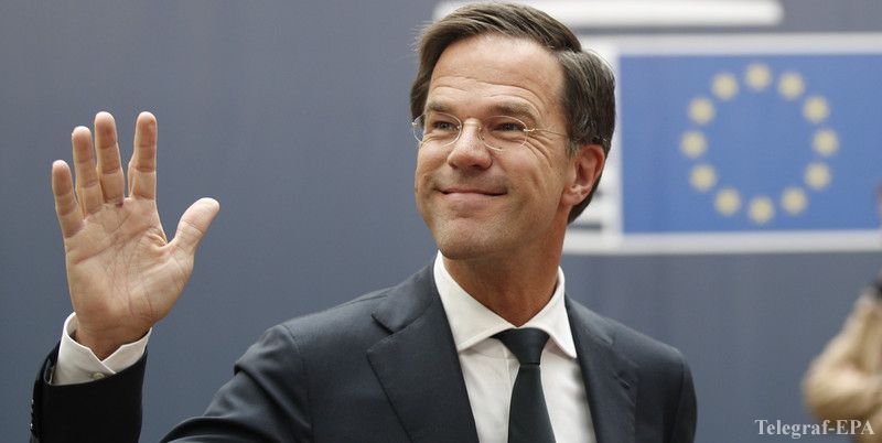 Прем'єр-міністр Нідерландів пролив каву і став зіркою мережі - фото 1