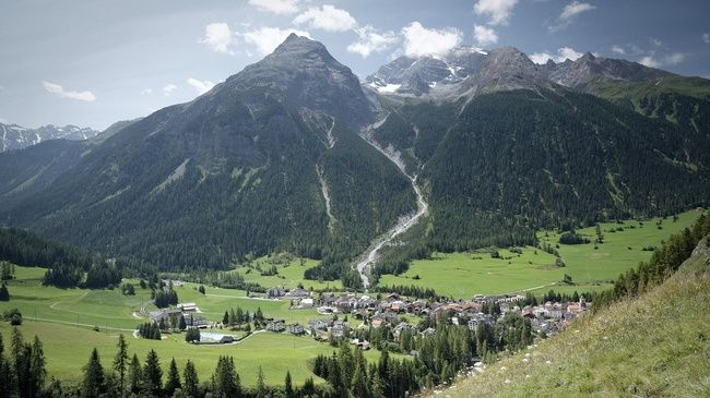 У мережу потрапили фото альпійського містечка, яке не можна знімати
