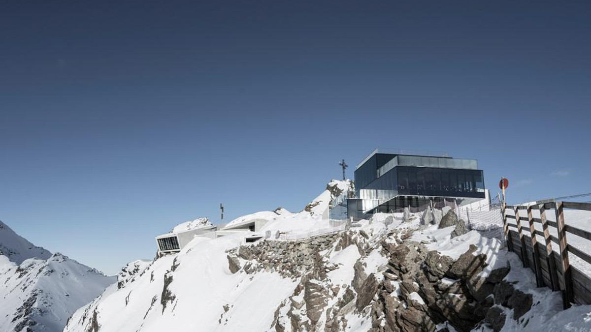 Як виглядає музей Джеймса Бонда в горах Австрії - фото 1