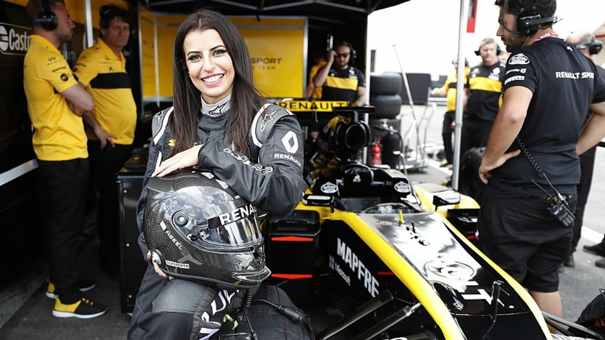 Жінка із Саудівської Аравії вперше сіла за кермо боліда Формули-1 - фото 1
