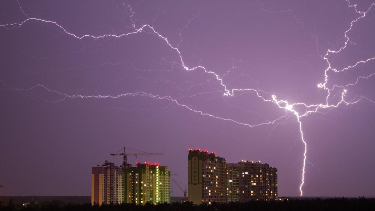 З'явилися фото ефектної блискавки в небі Києва