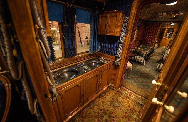 Як влаштований поїзд королеви Великобританії- фото 252674