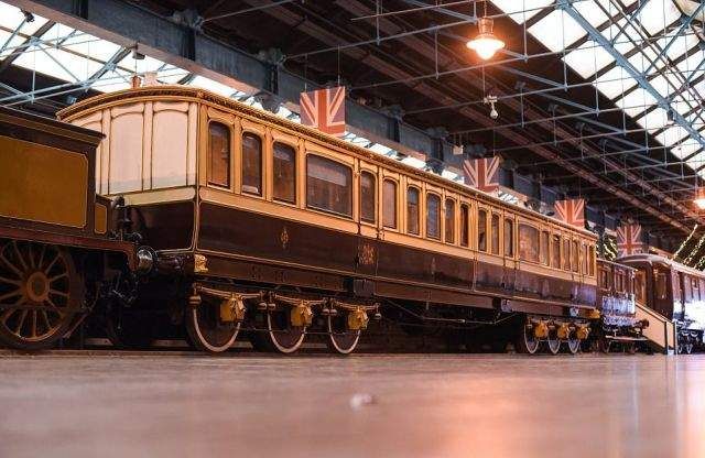 Як влаштований поїзд королеви Великобританії- фото 252676
