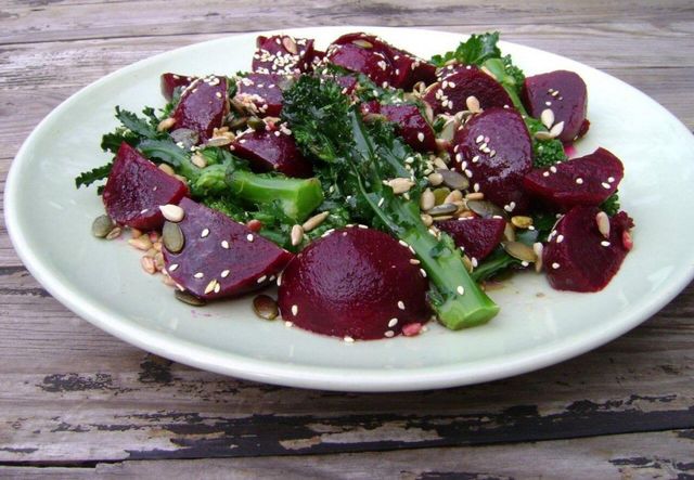 Названі найкорисніші для здоров'я властивості буряка- фото 254858