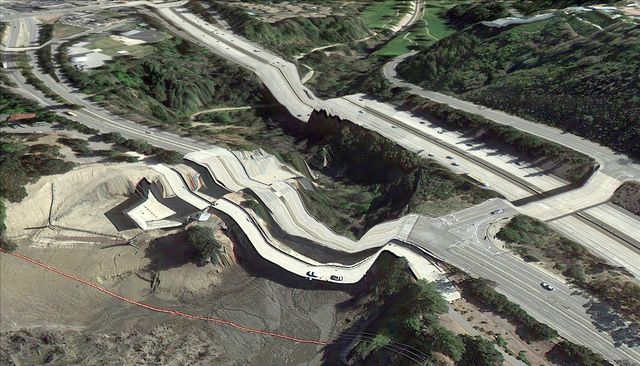 Листівки з Google Earth: світлини, які показують спотворену реальність - фото 259374