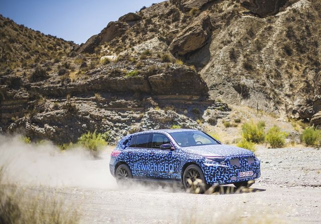 Mercedes-Benz показав нові фотографії першого електрокросовера - фото 257001