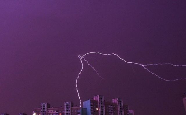 З'явилися фото ефектної блискавки в небі Києва- фото 259449