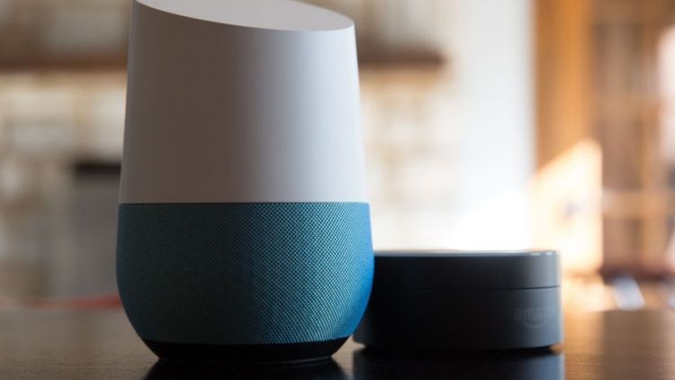 Американський винахідник навчив Google Home стріляти з пістолета по команді: відеофакт