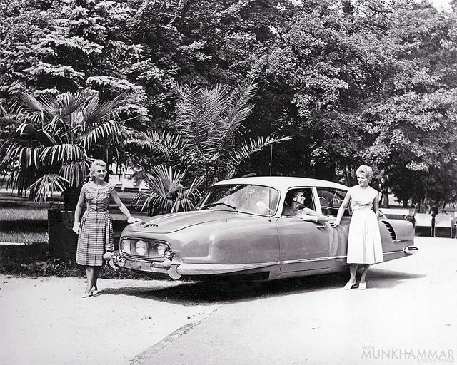 Художник перетворює старі авто у футуристичний транспорт - фото 252949