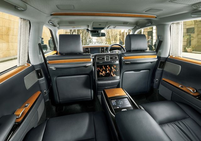 Новий седан від Toyota коштує як Mercedes S-класу - фото 257752