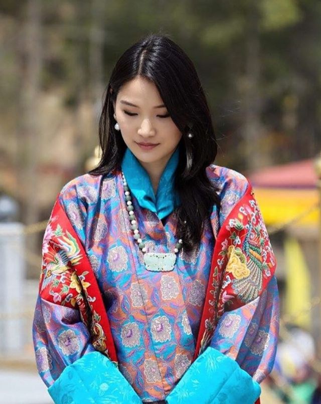 Як живе наймолодша у світі королева- фото 257471