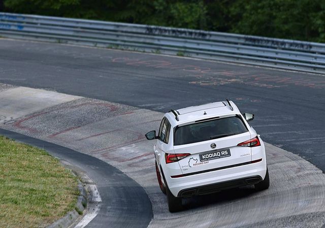 Королева Нюрбургринга вивела на гоночний трек 'гарячий' Skoda Kodiaq - фото 255731