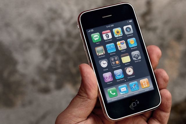 iPhone 3GS повернувся на прилавки: відома причина - фото 256064