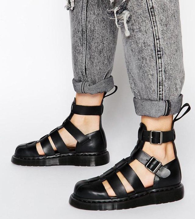 Як носити чоловічі сандалі - фото 253578