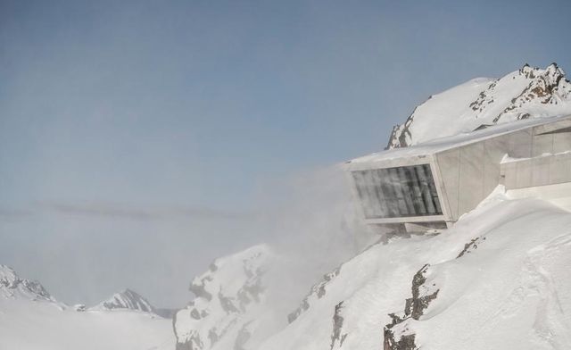 Як виглядає музей Джеймса Бонда в горах Австрії - фото 253626