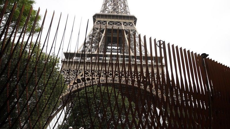Ейфелеву вежу захистять стіною від терактів - фото 1