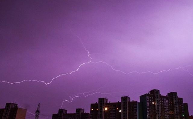 З'явилися фото ефектної блискавки в небі Києва- фото 259448