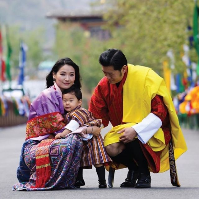 Як живе наймолодша у світі королева- фото 257476