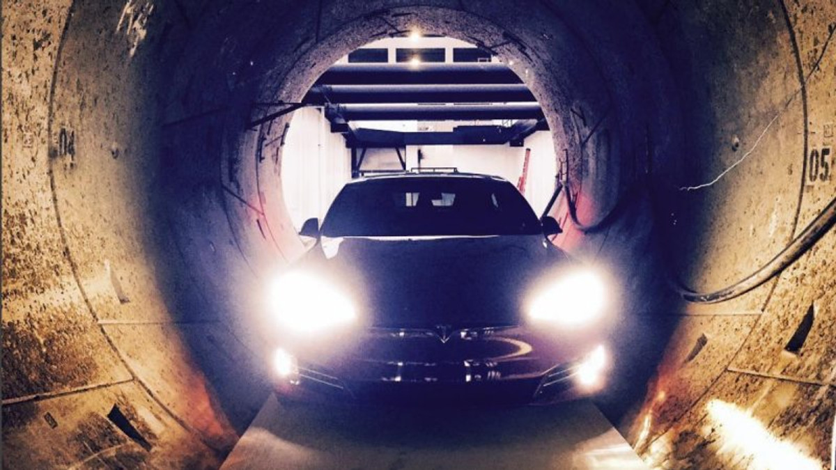 У швидкісному тунелі під Лос-Анджелесом запустили Tesla Model X - фото 1