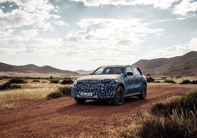 Mercedes-Benz показав нові фотографії першого електрокросовера - фото 256999