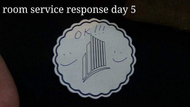 Гість готелю обмінювався з покоївкою кумедними посланнями - фото 254081