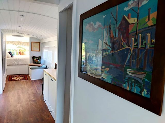 Американка перетворила автобус у дім мрії: яскраві фото - фото 257193