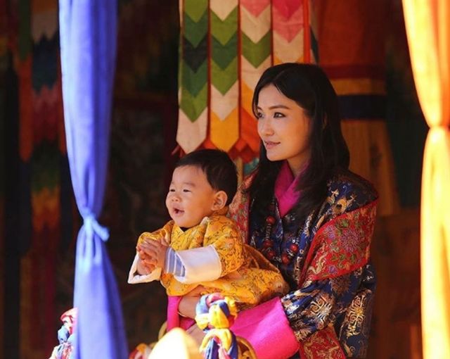 Як живе наймолодша у світі королева- фото 257469