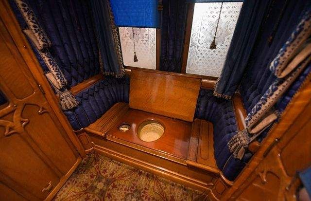 Як влаштований поїзд королеви Великобританії- фото 252672