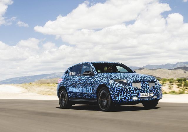 Mercedes-Benz показав нові фотографії першого електрокросовера - фото 256996