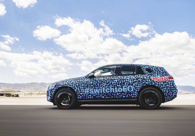 Mercedes-Benz показав нові фотографії першого електрокросовера - фото 256997
