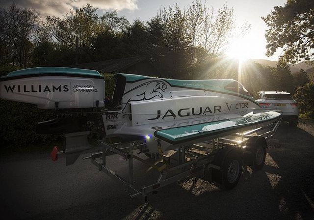 Jaguar встановив рекорд швидкості на воді - фото 255677