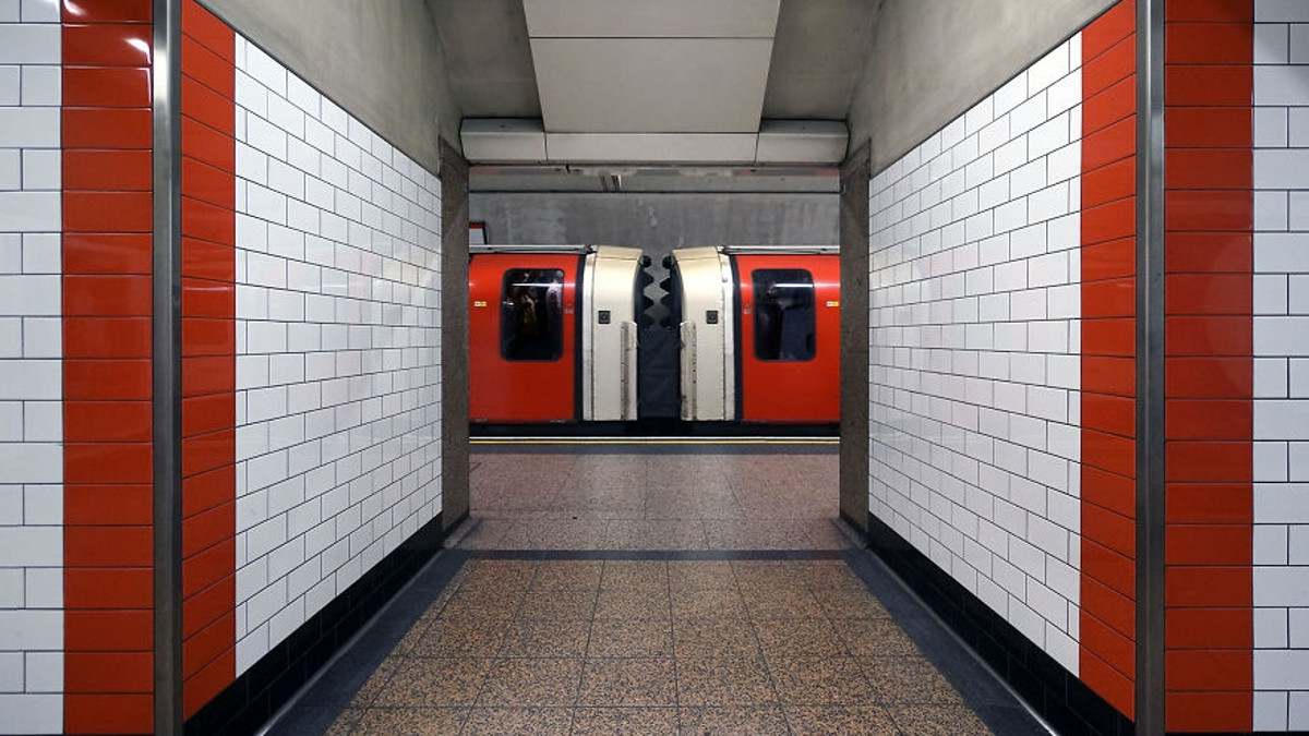 Ідеальна симетрія в метро у Лондоні: ефектні фото - фото 1