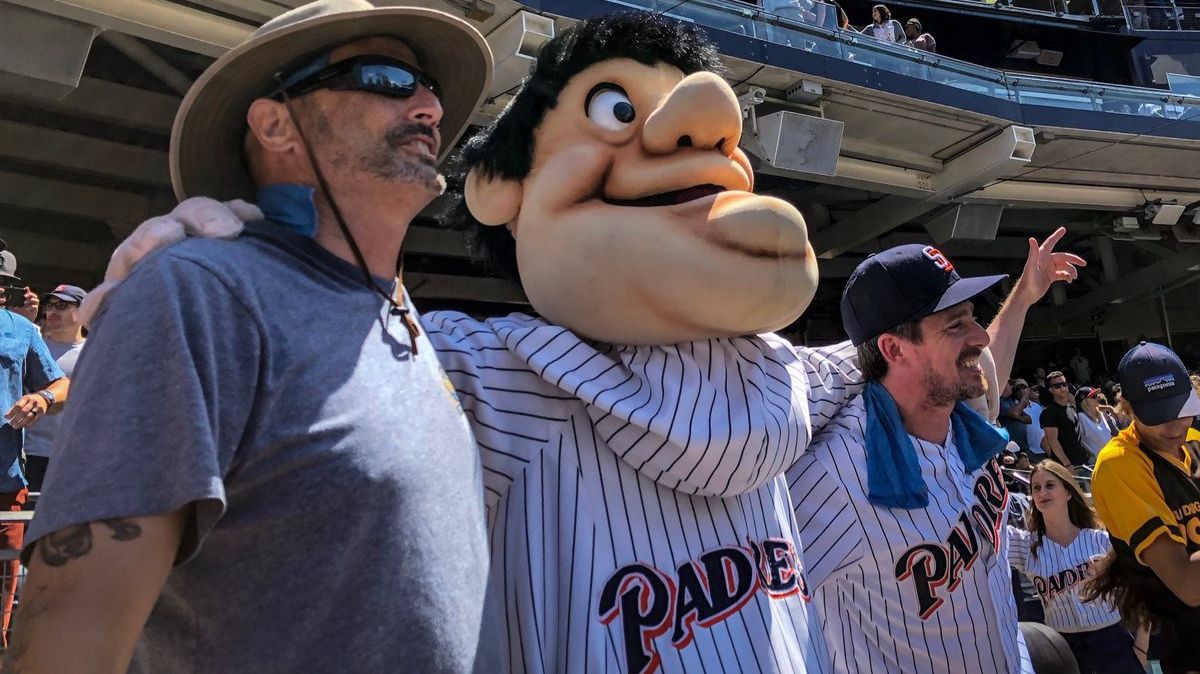 Вболівальниця з пивом стала зіркою мережі через несподіваний курйоз