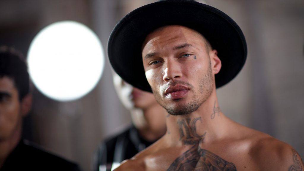 Найкрасивіший у світі злочинець став батьком: перше фото малюка - фото 1