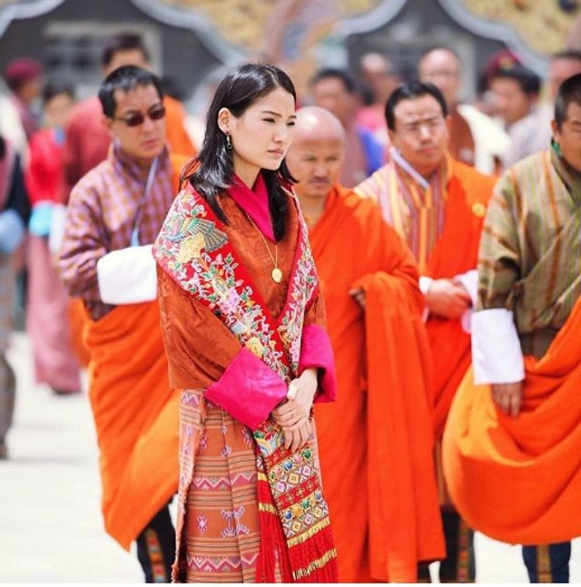 Як живе наймолодша у світі королева- фото 257474