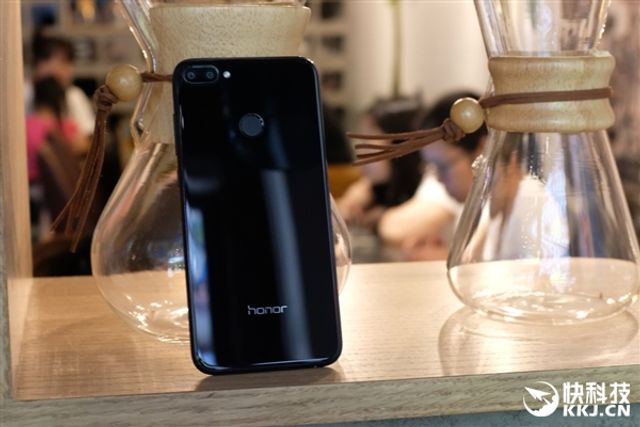 Новенький Honor 9i з'явився на 'живих' фото - фото 254169