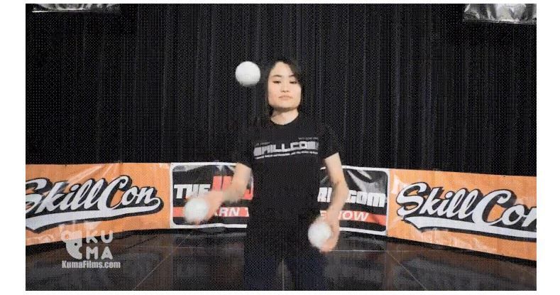 Дівчина, яка жонглює м'ячами, спантеличила мережу: відеофакт