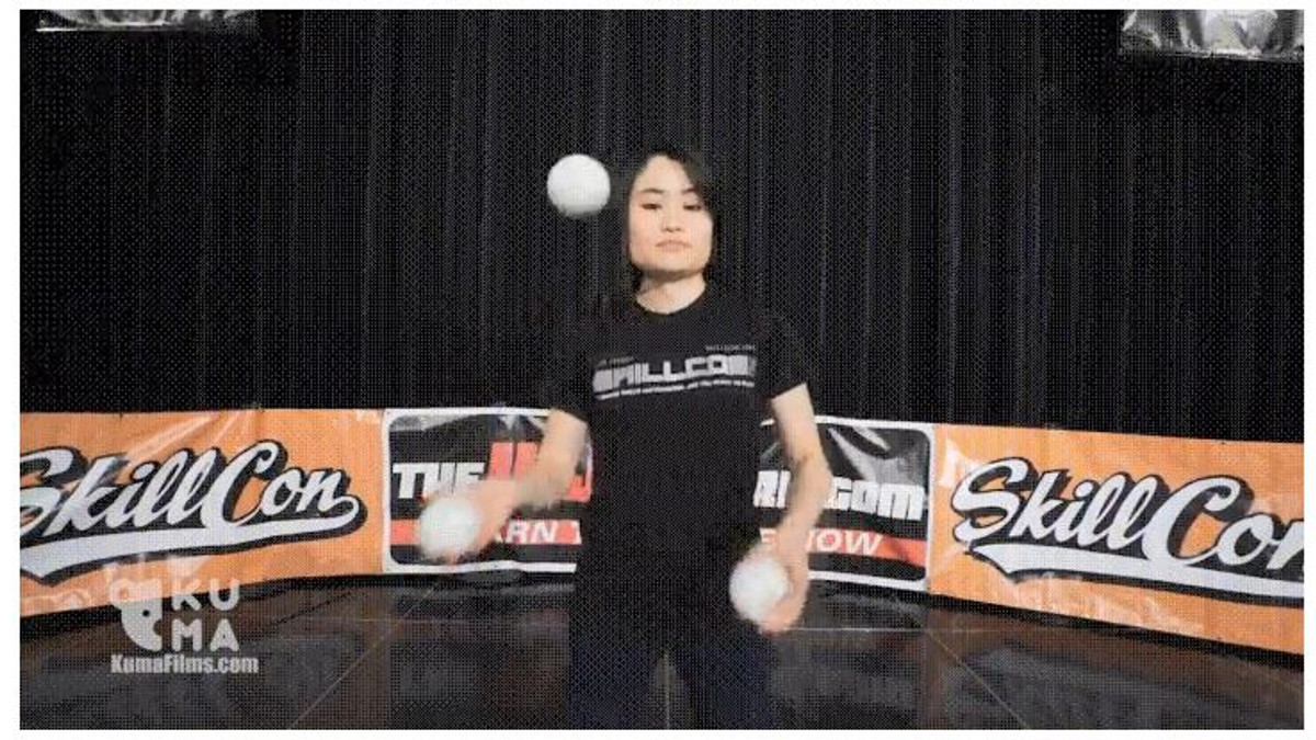 Дівчина, яка жонглює м'ячами, спантеличила мережу: відеофакт - фото 1