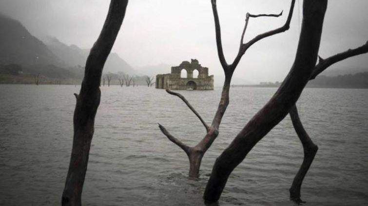 Унікальна 450-річна церква опинилася під водою