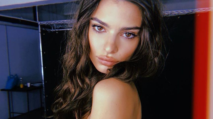 Ратажковскі показала ідеальні ноги у відвертій сукні