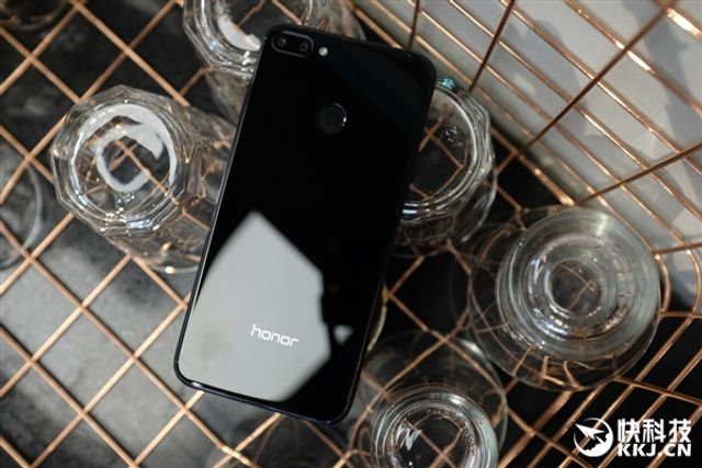 Новенький Honor 9i з'явився на 'живих' фото - фото 254166